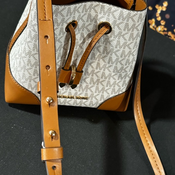 Michael Kors Mercer Gallery XS Convertible Bucket MK - Picture 11 of 11